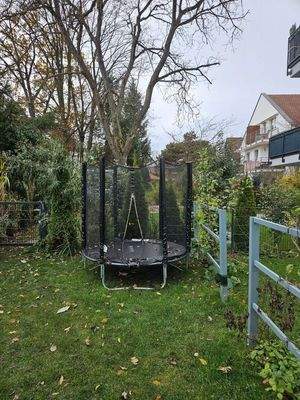 Trampolin im Garten