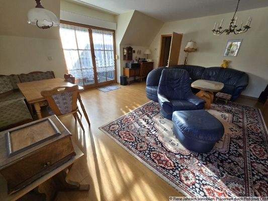 Wohnzimmer mit Balkon