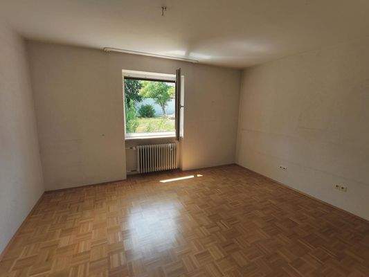 Schlafzimmer mit Parkettboden