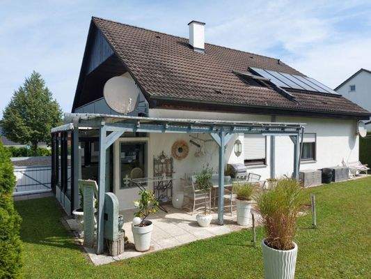 Gartenseite mit Terrasse