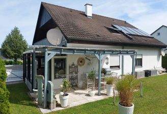 Gartenseite mit Terrasse