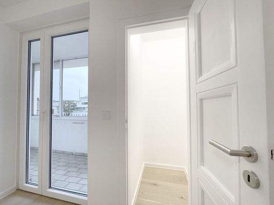 Speisekammer und Balkonzugang von der Küche