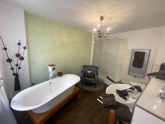 sehr schickes Bad mit Wanne