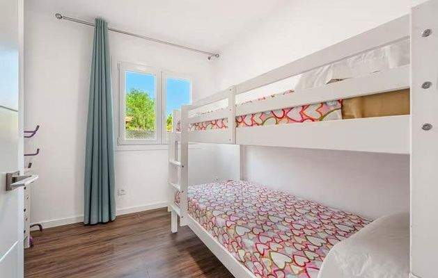 Villa mit Touristenlizenz in Meeresnähe zum Verkauf in Bahía Grande, Mallorca