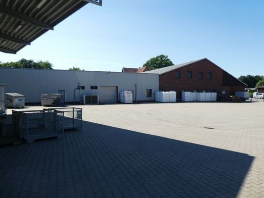 Großzügiger Hallenvorhof 2