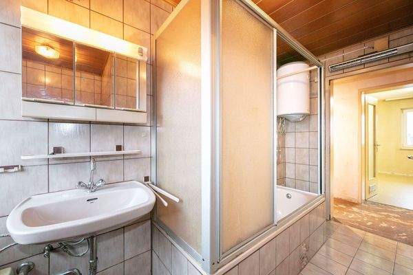 Tageslichtbad mit Wanne, WC und Waschbecken || OG