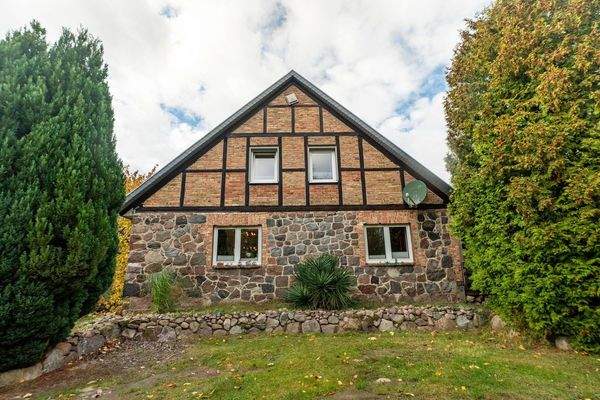 Giebelansicht + PKW-Stellplatz