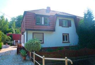 1 Wohnhaus mit Nebengebäuse - Straßenansicht.JPG