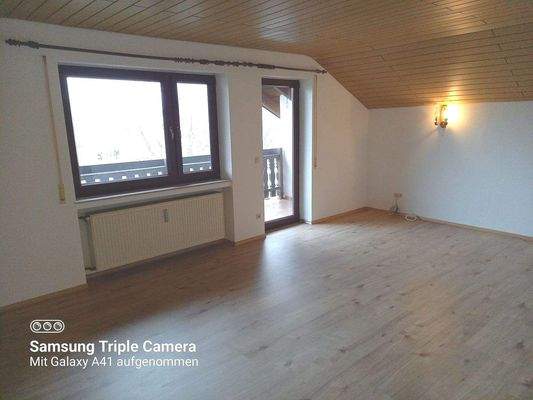 Wohnzimmer mit Zugang zum Balkon