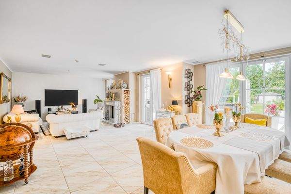 Großzügiger Wohn- Essbereich mit Zugang zum Garten