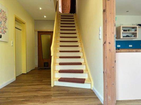 Zentraler Flur mit Treppe