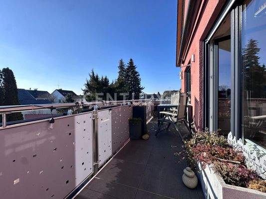 Balkon in Südausrichtung mit elektrischer Markise