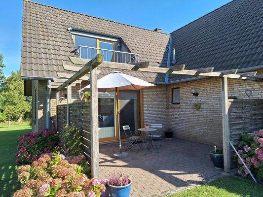 Blick auf Terrasse und Balkon des Haupthauses