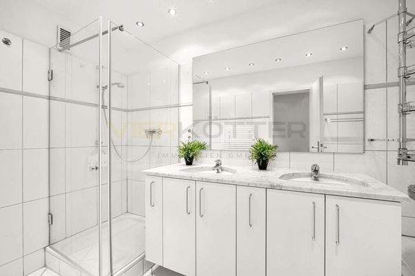 16. Vollbad mit separatem WC