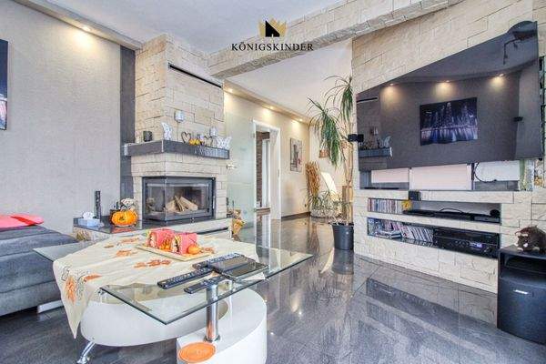 mit Blick aufs Kaminfeuer