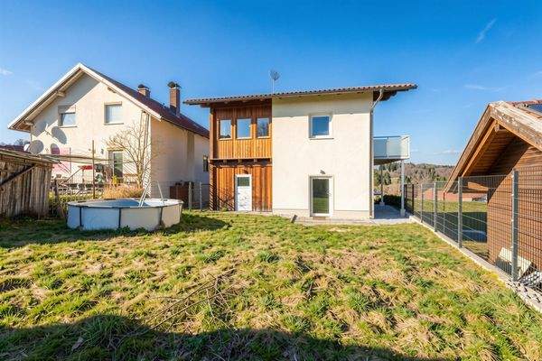 Außenansicht und Garten - (KI generiert)