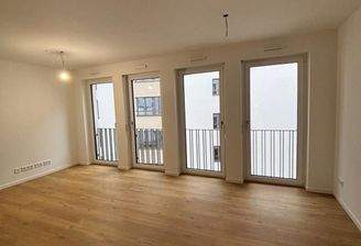 Helles Wohnzimmer mit Balkon