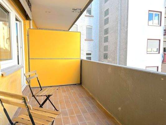 Balkon mit zwei Stühlen