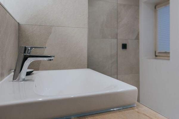 Bad mit Dusche und Fenster