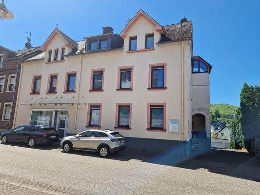 Vorderseite mit Schaufensterfront