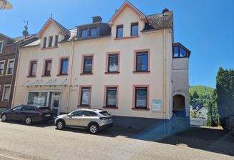 Vorderseite mit Schaufensterfront