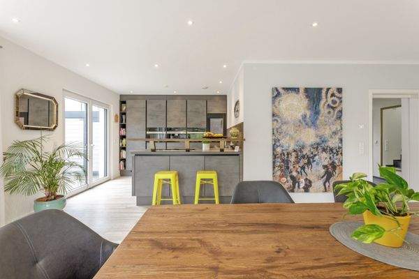 Blick auf die Küche mit Tresen.jpg