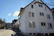 Hausansicht mit Seitenstraße