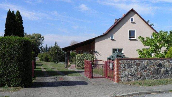 Gepflasterte Grundstückzufahrt u. Zauntor