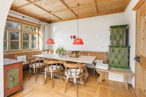 Esszimmer mit Kachelofen