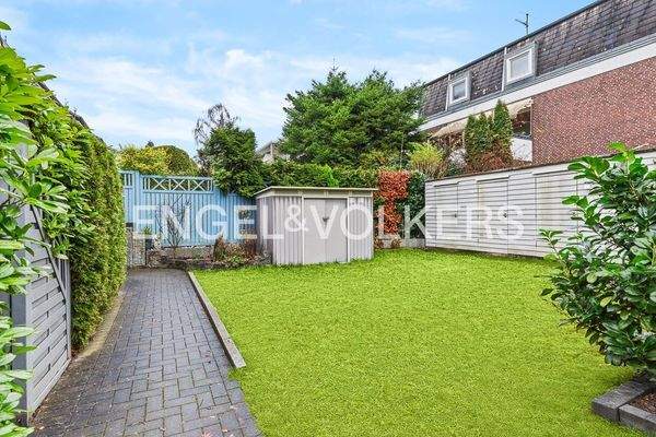 Grundstück mit Geräte-/Fahrradhäuschen