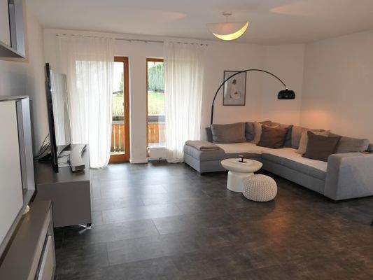 Wohnbereich mit Balkonzugang