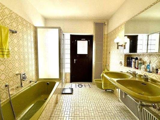 Hauptbad mit Ausgang