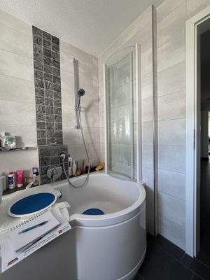 Hauptbad mit Wanne-Duschkombination