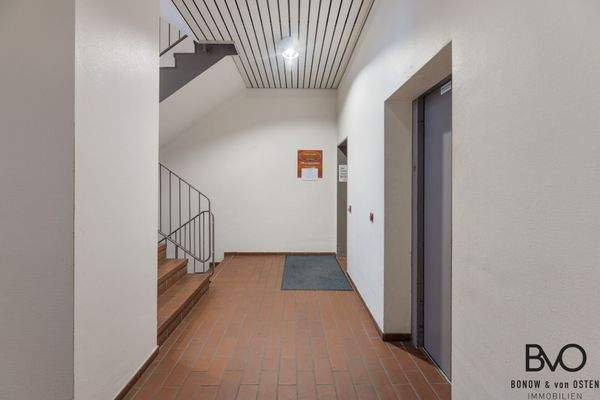 Gepflegter Eingangsbereich mit Zugang zum Aufzug