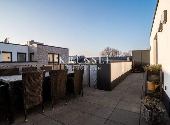 Die großzügige Dachterrasse ...