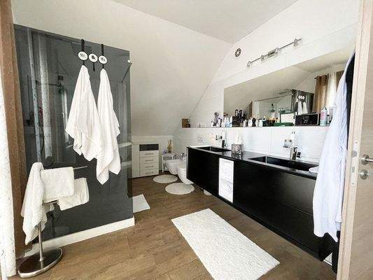 großzügiges Badezimmer