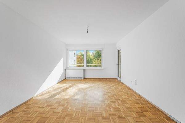 Wohnzimmer mit Zugang zum Balkon