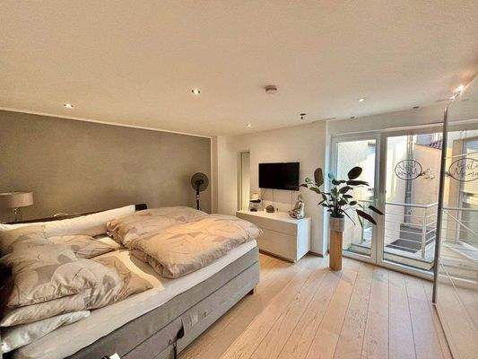 WE1 Schlafzimmer mit elektr. Rollläden