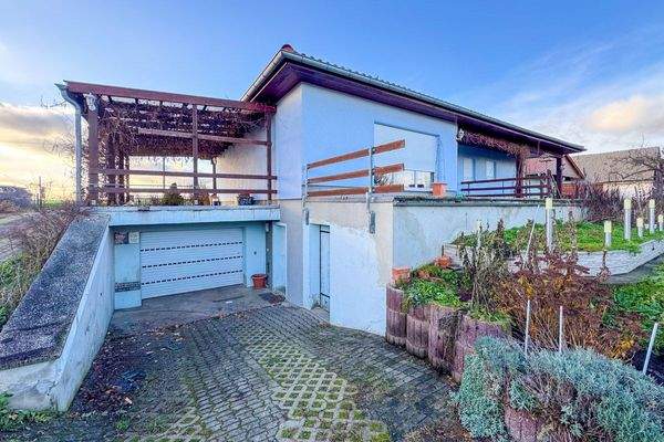 Hauptgebäude (Rückansicht)