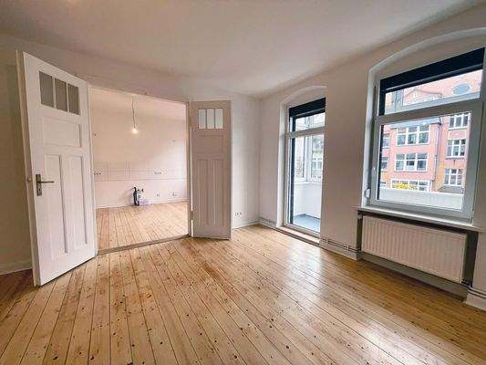 Wohnzimmer mit Balkon