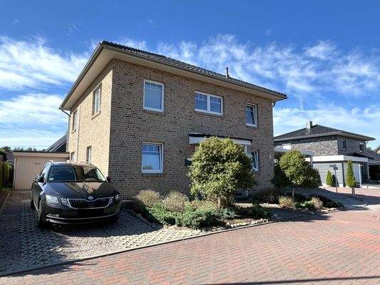 Straßenansicht und Auffahrt 