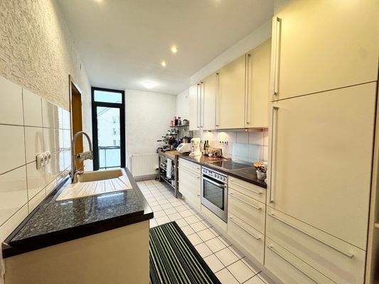 Küche mit Zugang zum Balkon