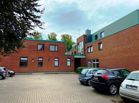 Gebäudeansicht vom Parkplatz aus, aus Ri. West, Vo
