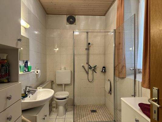 Bad mit bodengleicher Dusche-EG