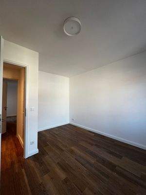 Leerer Raum mit Holzboden