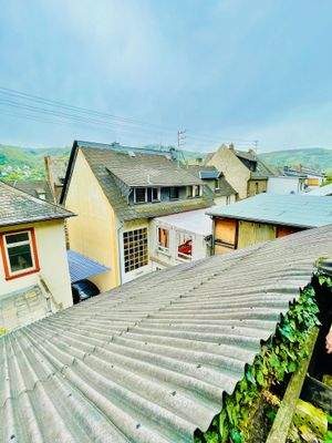 Blick zur Immobilie aus dem Garten (Hanglage)