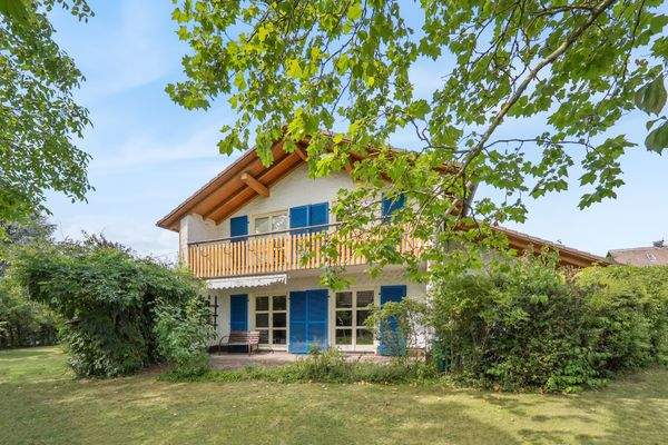 Rückseite Haus mit Garten