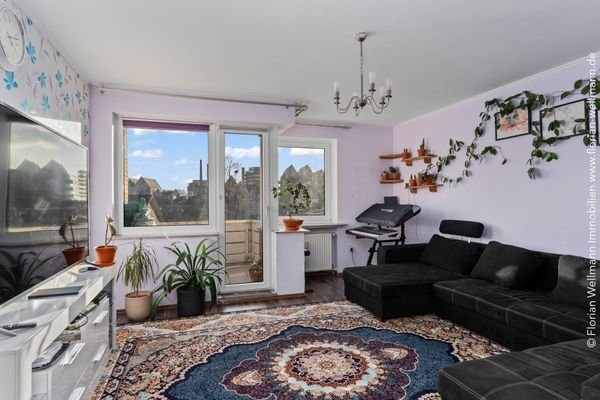 Wohn- und Esszimmer (27,21m²) mit vorgebautem Südbalkon und ...