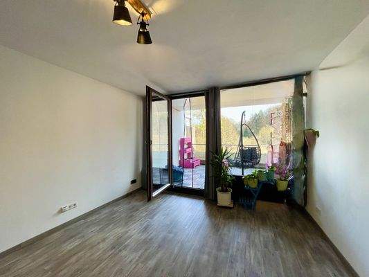 Wohnzimmer mit Blick ins Grüne