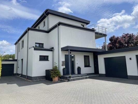 Hauseingang und 3 Garagen